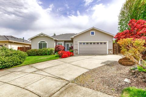 2542 Waters Edge Way, Medford, OR 97504