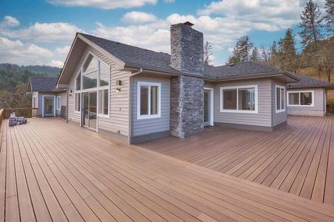 2263 Johns Peak Rd, Central Point, OR 97502