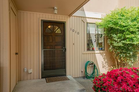 1010 SE Camelot Dr, Grants Pass, OR 97526