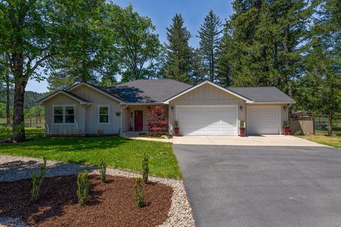 518 E Forks Cir, Cave Junction, OR 97523