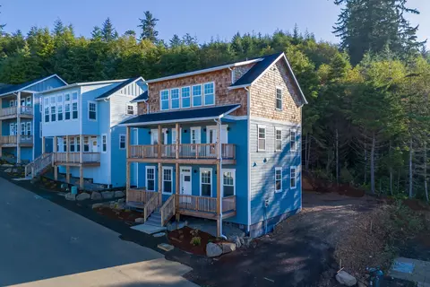 740 NE Lillian Ln, Depoe Bay, OR 97341
