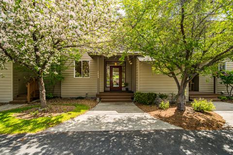 1053 Golden Pheasant Dr, Redmond, OR 97756