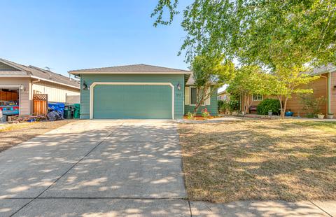 593 Teakwood Dr, Eagle Point, OR 97524