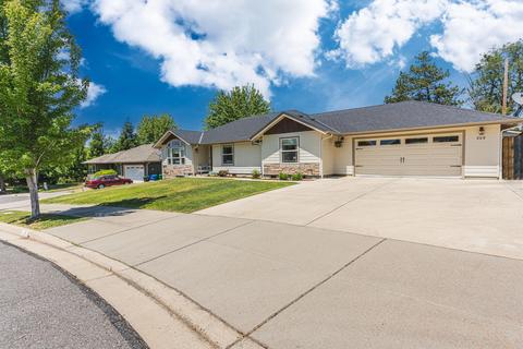 208 Kroner Dr, Grants Pass, OR 97527