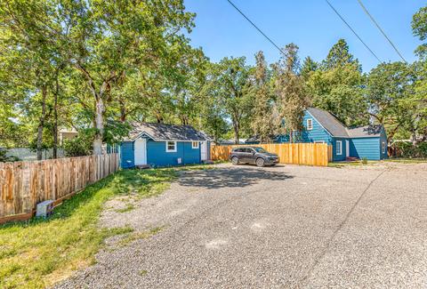 52 Oak Grove Rd, Medford, OR 97501