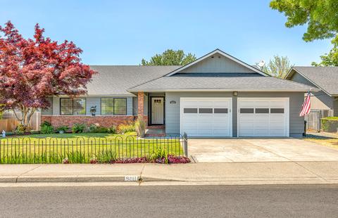 900 Mesman Dr, Grants Pass, OR 97527