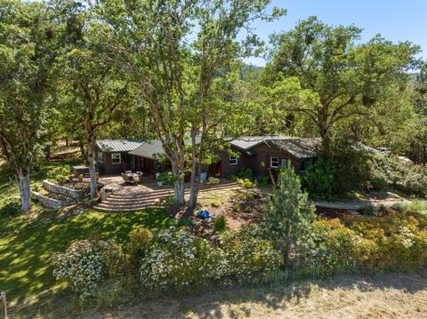 4951 Glen Echo Way, Central Point, OR 97502