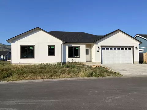 270 St Ives Dr, Talent, OR 97540