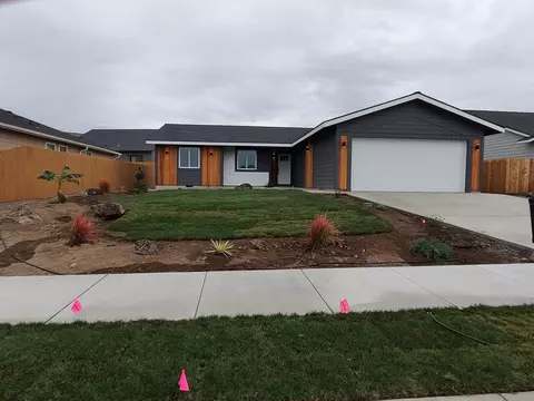 699 NE Begonia St #236, Madras, OR 97741