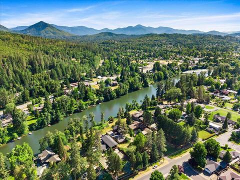 2081 SE Portola Dr, Grants Pass, OR 97526