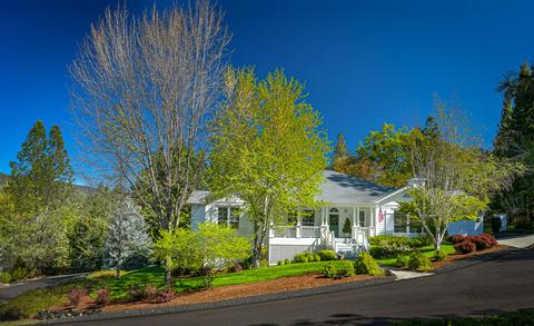 100 Creekside Ct, Jacksonville, OR 97530