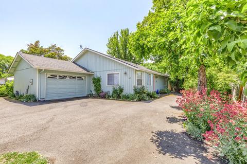 119 N 1st St, Talent, OR 97540