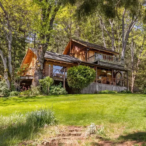 11750 Hillcrest Rd, Medford, OR 97504