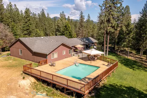 7437 W Evans Creek Rd, Rogue River, OR 97537