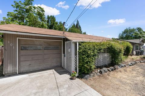 101 Mace Rd, Medford, OR 97501