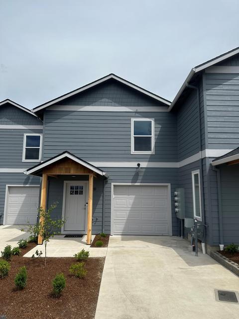 261 Dano Dr, Phoenix, OR 97535