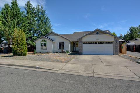 1635 W Harbeck Rd, Grants Pass, OR 97527