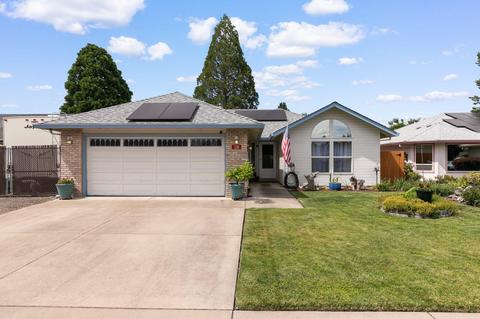863 Forest Glen Dr, Central Point, OR 97502