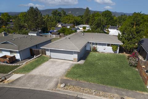 925 Crest Dr, Central Point, OR 97502