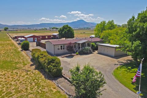 5864 Peace Ln, Central Point, OR 97502