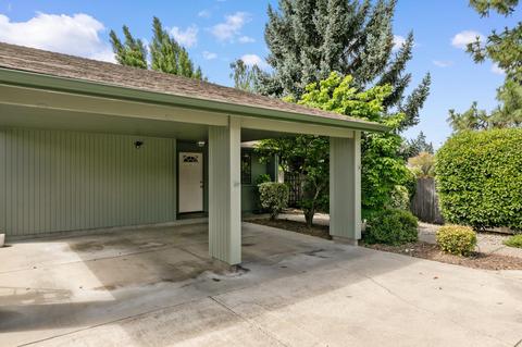 1229 SE Roundtable Dr, Grants Pass, OR 97526