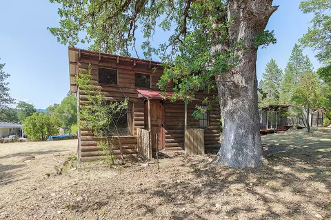 555 Pleasant Valley Rd, Merlin, OR 97532