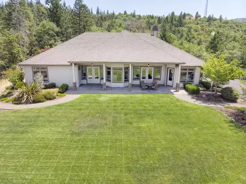 636 Bellewood Dr, Grants Pass, OR 97527