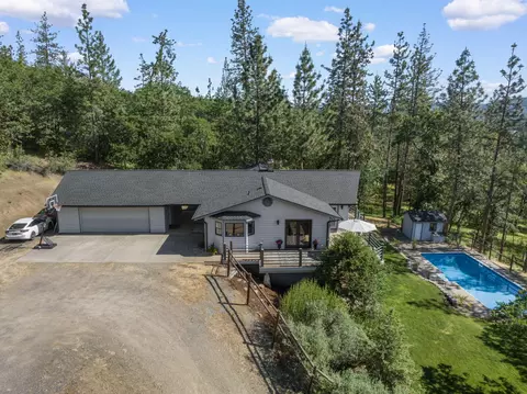 657 Greenleaf Dr, Eagle Point, OR 97524 photo 3