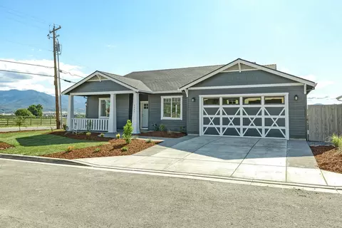 1492 Quarter Ln, Medford, OR 97504