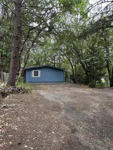 310 Hamilton Ave, Cave Junction, OR 97523 photo 3