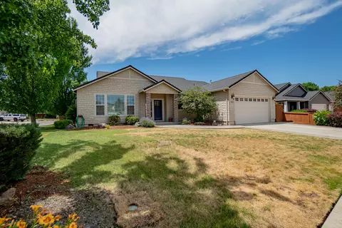 983 Black Wolf Ln, Eagle Point, OR 97524 photo 3