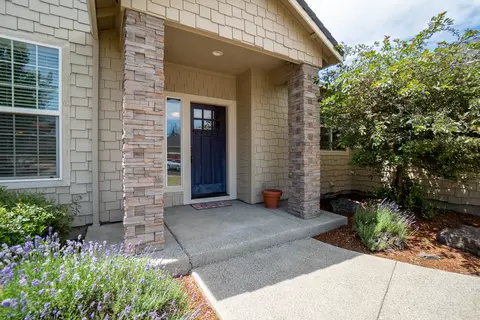 983 Black Wolf Ln, Eagle Point, OR 97524