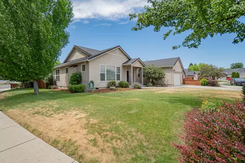 983 Black Wolf Ln, Eagle Point, OR 97524 photo 4