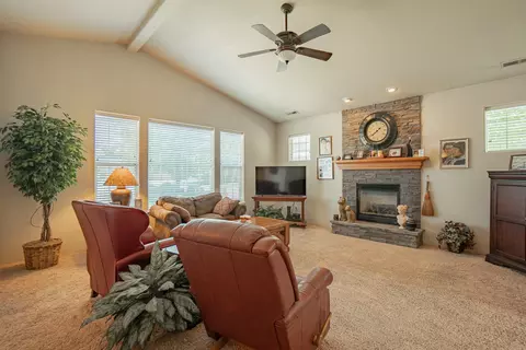 983 Black Wolf Ln, Eagle Point, OR 97524 photo 8