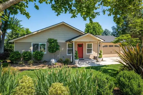 2468 Lark Ln, Central Point, OR 97502