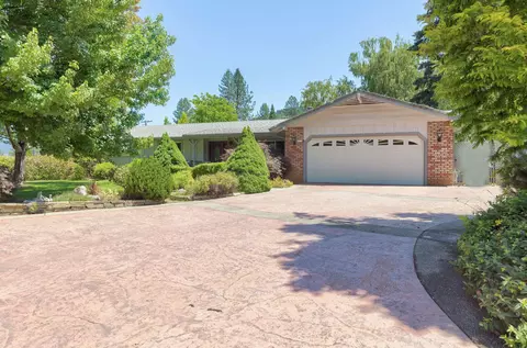 105 Saradan Ln, Grants Pass, OR 97527