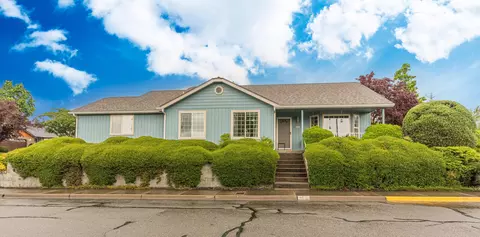 153 SE Independence Dr, Grants Pass, OR 97527