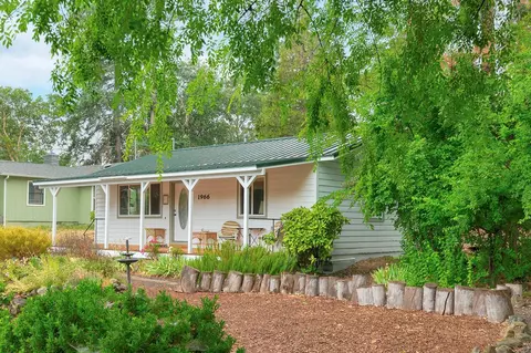 1966 SE Portola Dr, Grants Pass, OR 97526