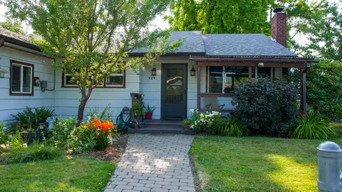 909 SE N St, Grants Pass, OR 97526