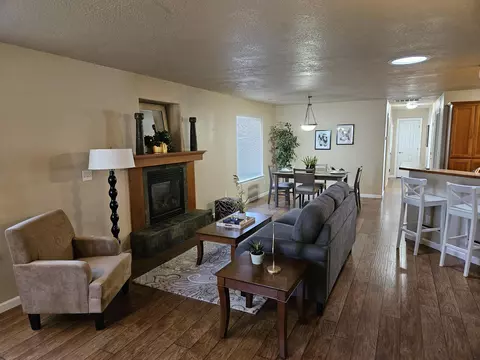328 Cheney Loop, Central Point, OR 97502 photo 2