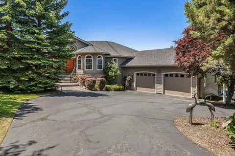 975 Cinnamon Teal Dr, Redmond, OR 97756
