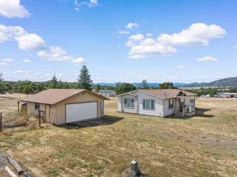217 Ayres Rd, Eagle Point, OR 97524 photo 2