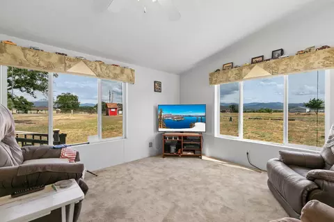 217 Ayres Rd, Eagle Point, OR 97524 photo 4