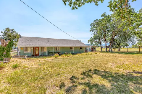 380 Greenleaf Dr, Eagle Point, OR 97524 photo 1