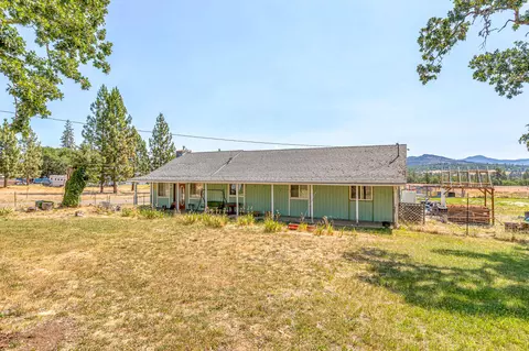 380 Greenleaf Dr, Eagle Point, OR 97524 photo 3