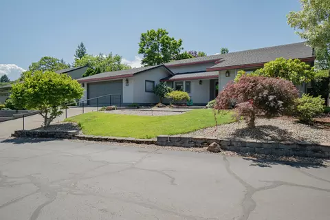 2470 Sun Oaks Dr, Medford, OR 97504