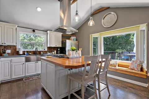 2664 Old Military Rd, Central Point, OR 97502