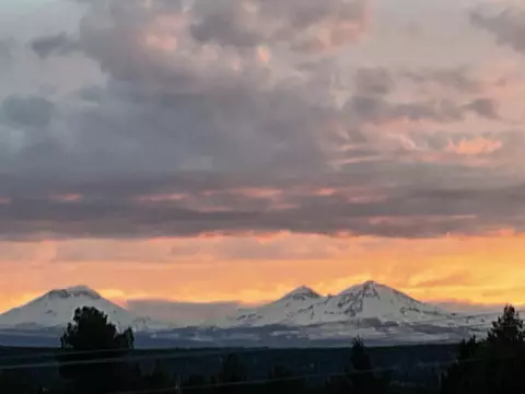 6300 NW 66th St, Redmond, OR 97756