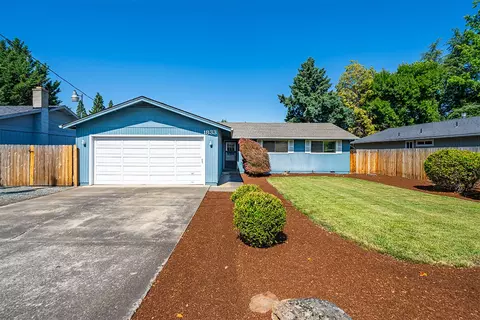 1833 Corona Ave, Medford, OR 97504