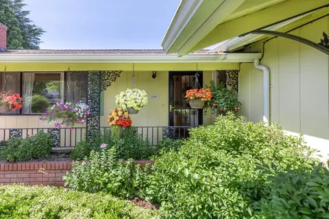 209 Ash St, Phoenix, OR 97535 photo 4